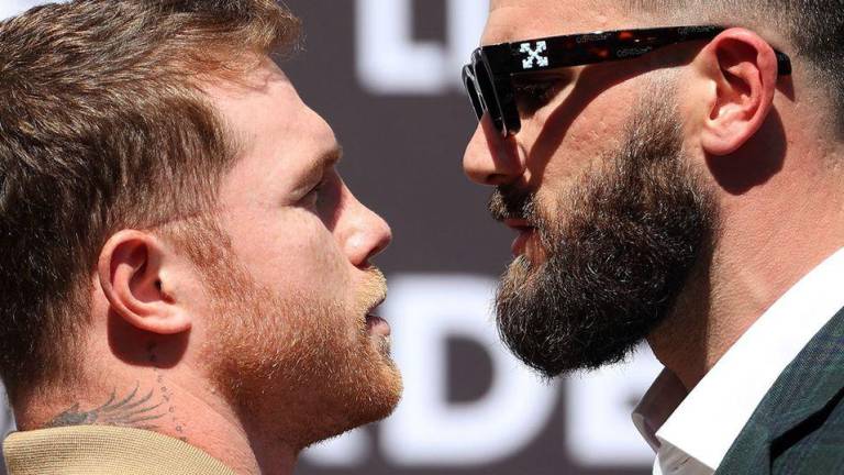 “Canelo” Álvarez y Caleb Plant, cara a cara en su conferencia de prensa.