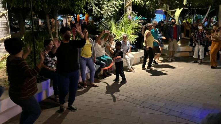 La gente de Escuinapa bailó en el evento.