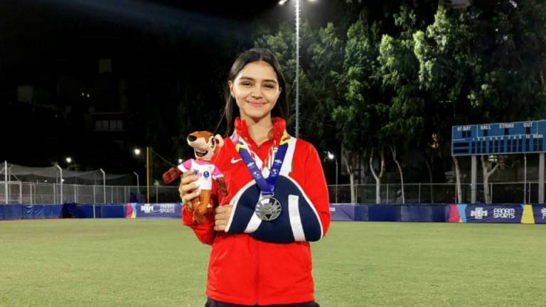 Michelle Lizárraga, con su medalla de plata.