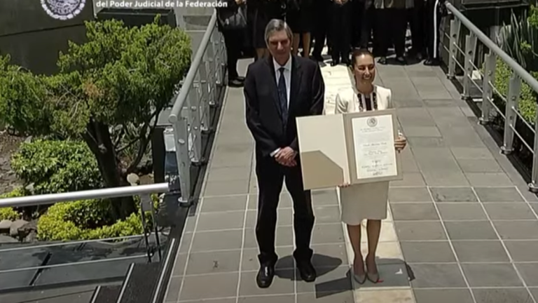 Claudia Sheinbaum Pardo al recibir la constancia como Presidenta electa de México.