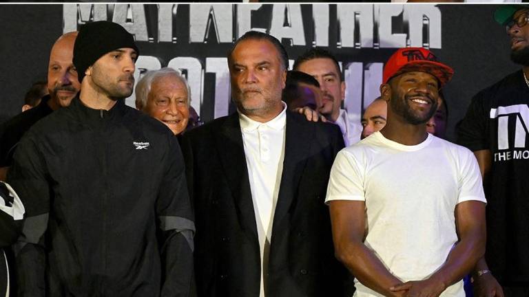 Floyd Mayweather Jr. elogia a Canelo y JC Chávez antes de su pelea en México