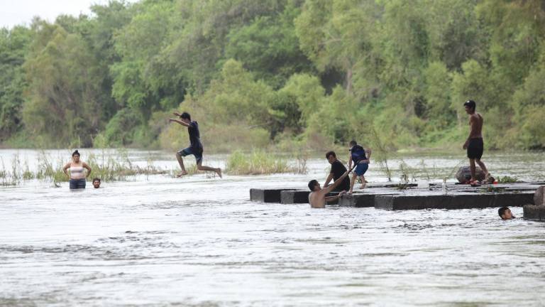 En la víspera del fin de las vacaciones de verano, varias familias disfrutaron de una tarde en el Río Presidio este domingo.