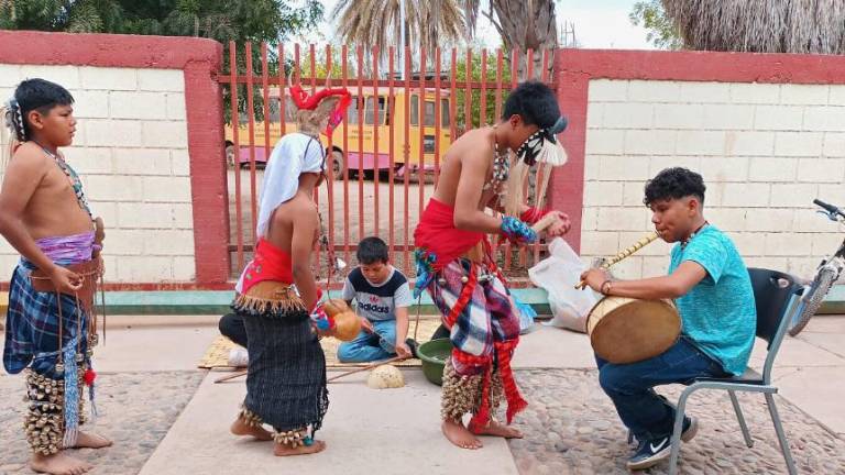 Jóvenes que llevan ténabaris en los tobillos realizan la danza del pascola y venado.