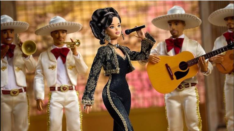 Barbie brinda homenaje a Juan Gabriel.