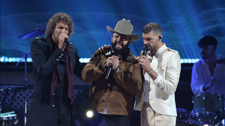 Carín León se presenta en un concierto navideño.