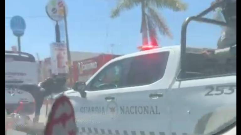 Un motociclista es embestido por una patrulla de la Guardia Nacional cuando intentaba ganar el pase en una avenida.