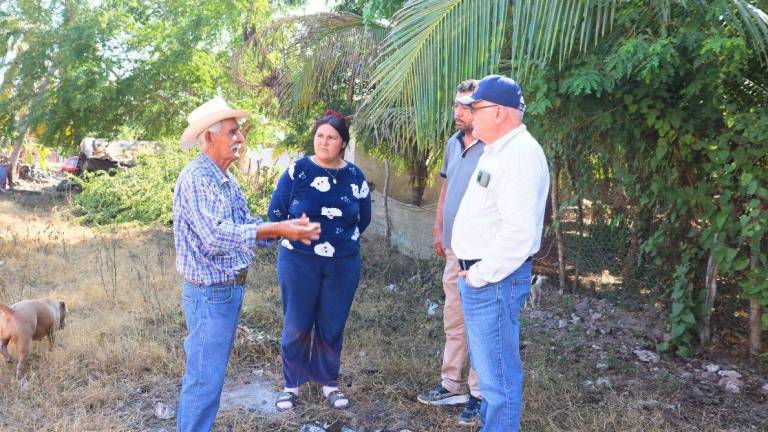 El Alcalde Víctor Díaz (der.) escucha las peticiones de los habitantes de Celaya.