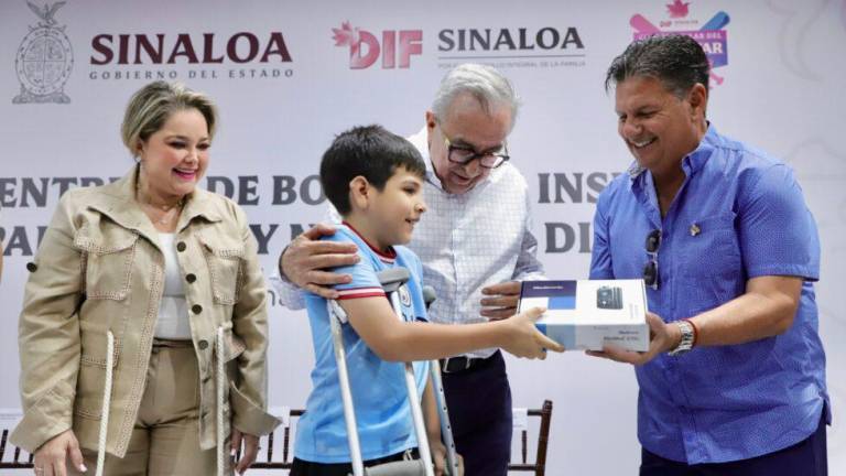 Ismael Barros Cebreros, Presidente Ejecutivo de Venados de Mazatlán, entrega una de las nueve bombas de insulina.