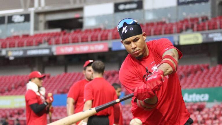 Carlos Castro practica su bateo durante el entrenamiento de Venados de Mazatlán.