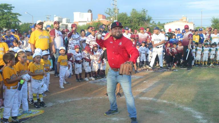 Isaac Rodríguez lanza la primera bola.