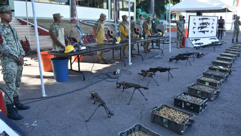 En total se decomisaron hasta 252 armas de fuego, los cuales fueron cortados a la mitad mediante el uso de sierras eléctricas.