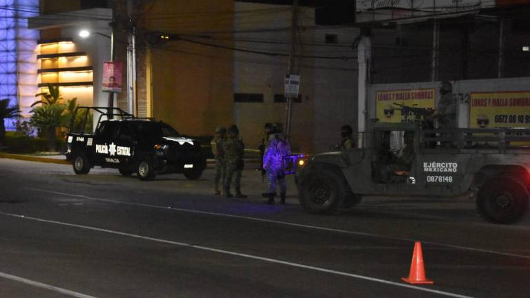 Cinco cadáveres semidesnudos y con huellas de tortura fueron reportados la noche del jueves en la salida sur de Culiacán.