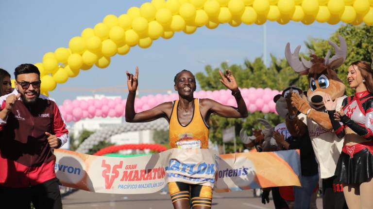 Leah Kigen (der.) domina los 41.195 kilómetros, pese al calor que sintió.