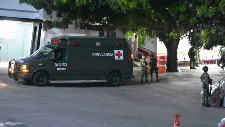 Militares heridos en un enfrentamiento en Barras de Piaxtla fueron trasladados al ISSSTESIN en Culiacán.