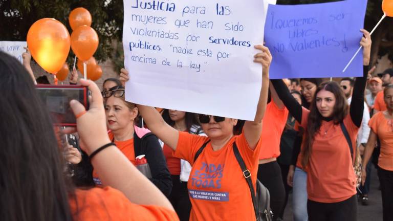 Marchan funcionarios por la protección de niñas y mujeres en Culiacán