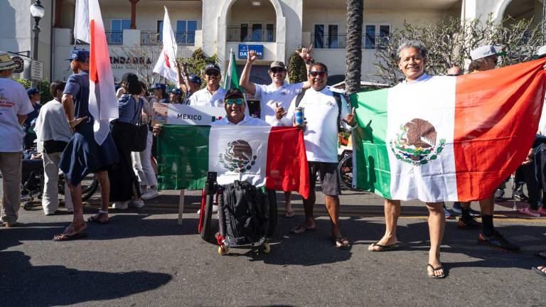 Martín “Shutama” Díaz Martínez compite en el Campeonato Mundial de Para Surfing.