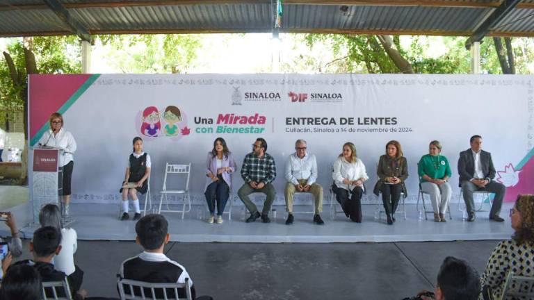 Niñas y niños de secundaria de Culiacán reciben lentes de aumento