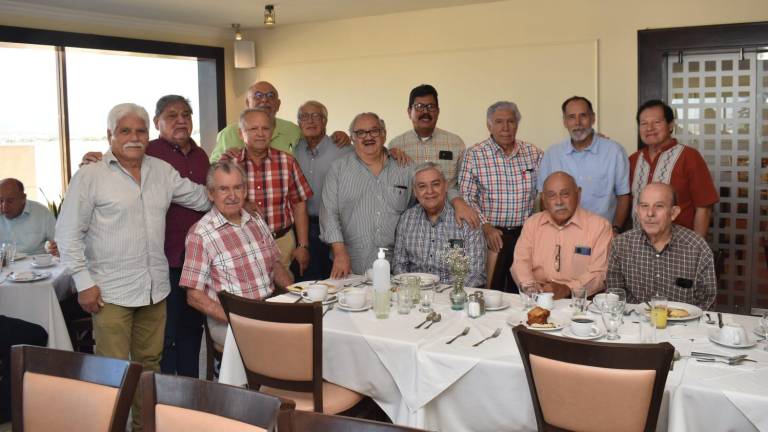 Ex alumnos de la Escuela Vocacional de Ingeniería, generación 1966-1968, durante su reunión.