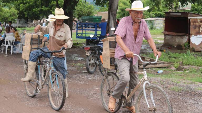 Entregan despensas a familias de pescadores en comunidades de Escuinapa