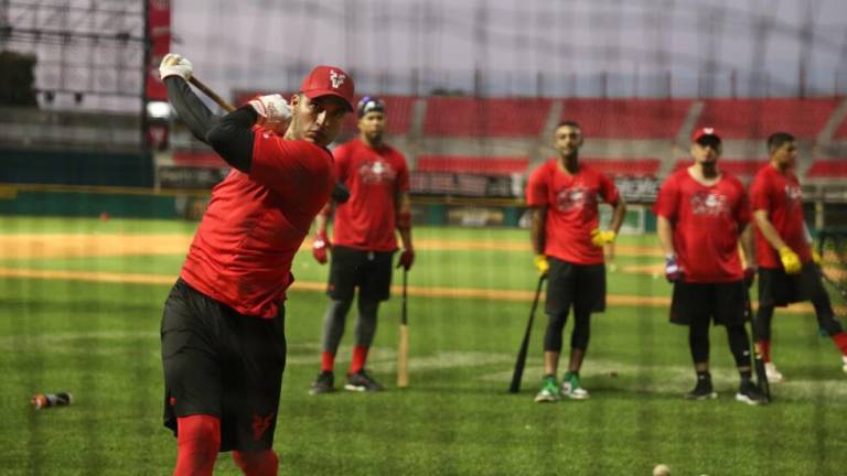 Alonso Gaitán entrena con fuerza su bateo en la pretemporada de Venados de Mazatlán.