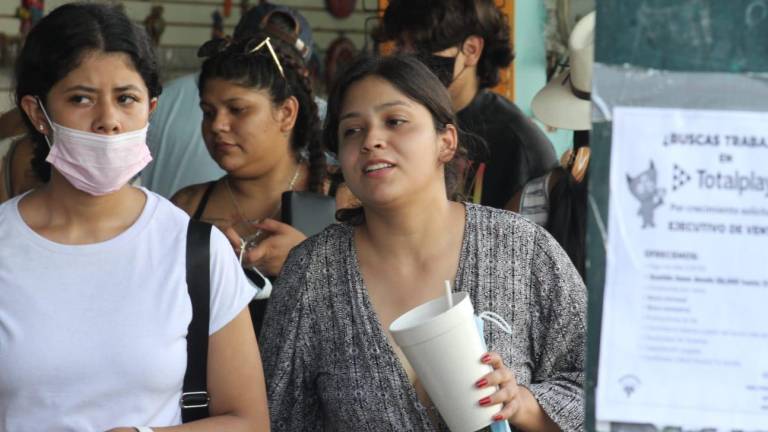 La gente consume aguas frescas para mitigar el calor.