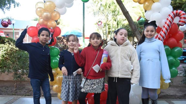 Ríen, cantan y bailan alumnos del Instituto Senda en su posada