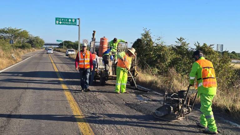 Trabajos de bacheo sobre la carretera México 15, al sur de Sinaloa.