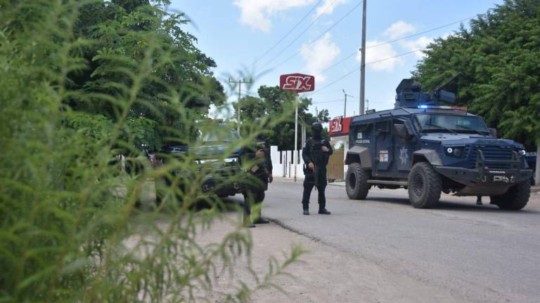 Elementos de la Policía Estatal despliegan un operativo en Portaceli, en Culiacán.