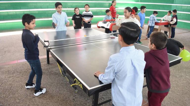 Ríen, cantan y bailan alumnos del Instituto Senda en su posada