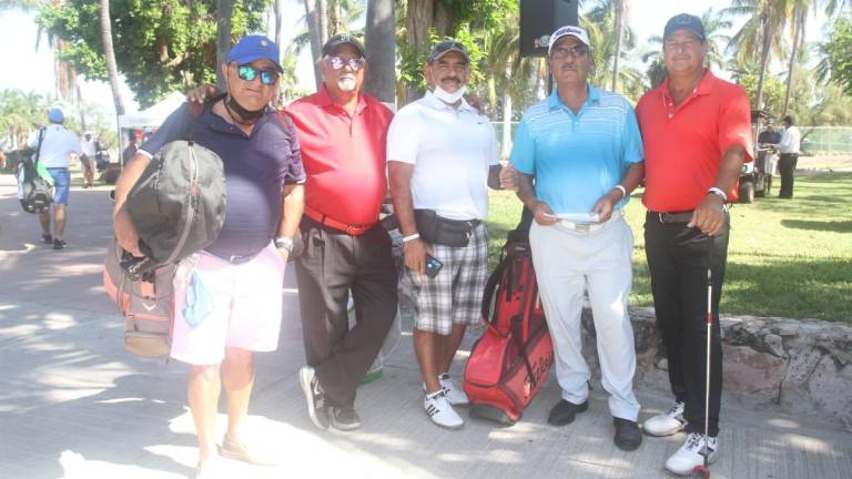 Disfrutan mazatlecos y turistas de la fiesta golfista