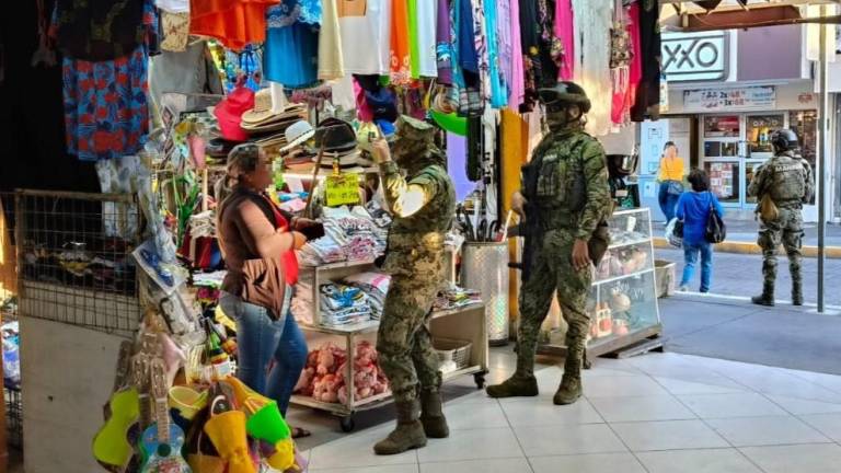 Personal de la Marina realizan recorridos por diferentes puntos del puerto.