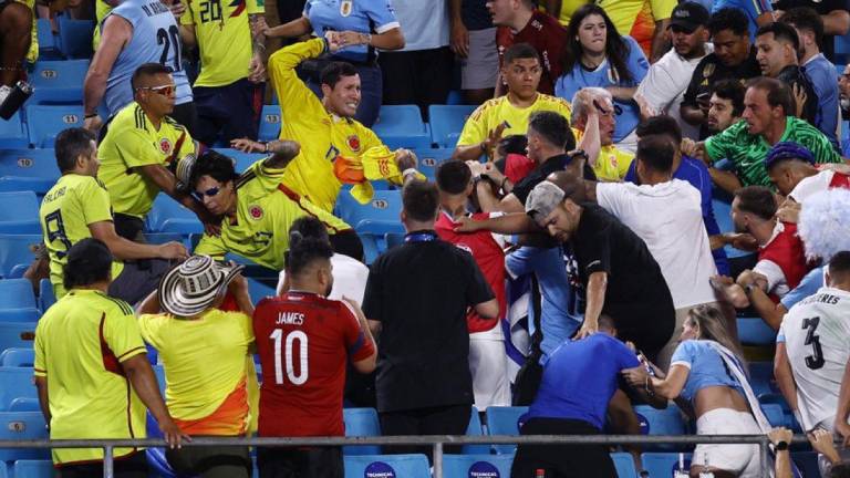 Jugadores de Uruguay se pelean con aficionados colombianos en las gradas (VIDEOS)