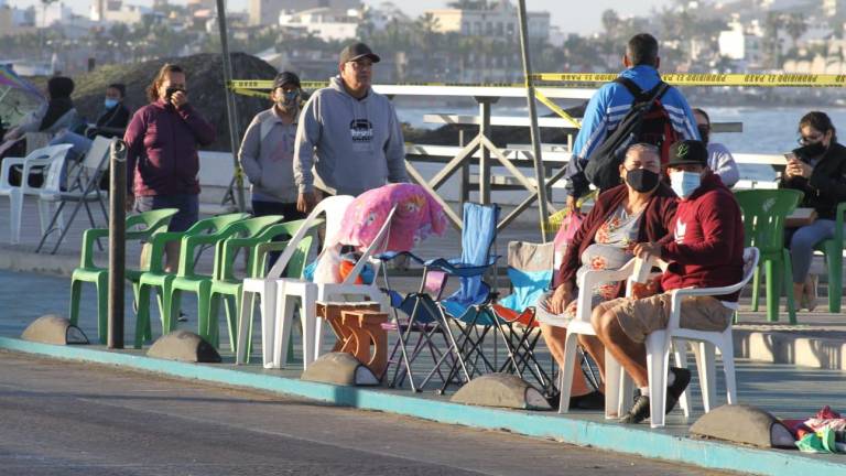 Cientos de personas ya apartan lugar en el malecón para desfile del Carnaval de Mazatlán