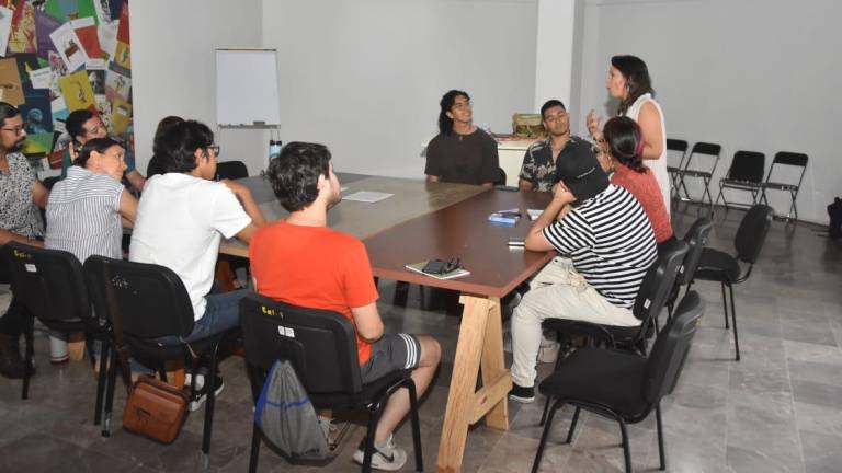 Participantes en el taller aprenden a crear su cuento, desde su estructura y hasta el final.