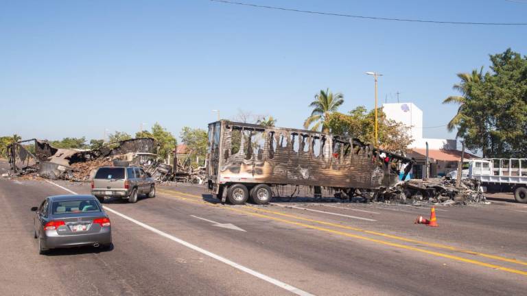 Continúan trabajando en el retiro de vehículos calcinados en Culiacán