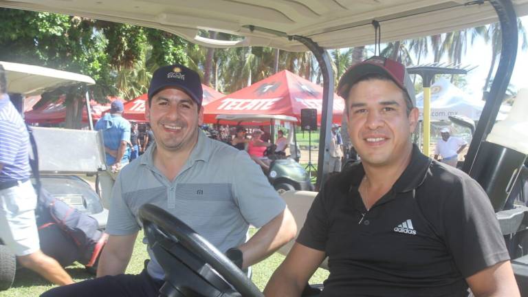 Disfrutan mazatlecos y turistas de la fiesta golfista