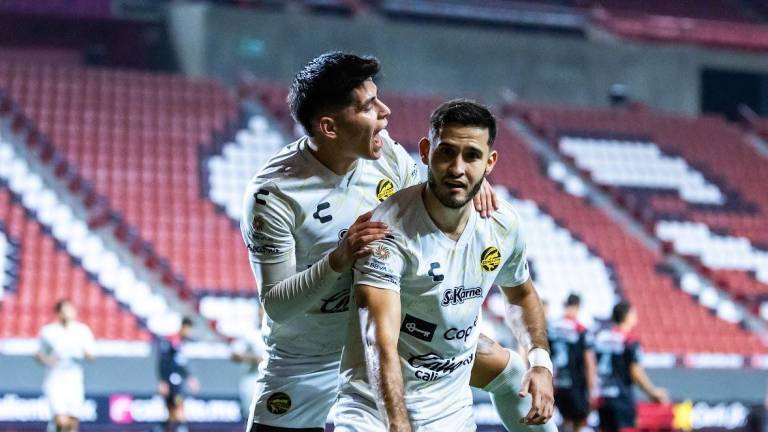 Daniel López es felicitado por un compañero tras anotar el gol que al final, fue la diferencia en favor de Dorados.