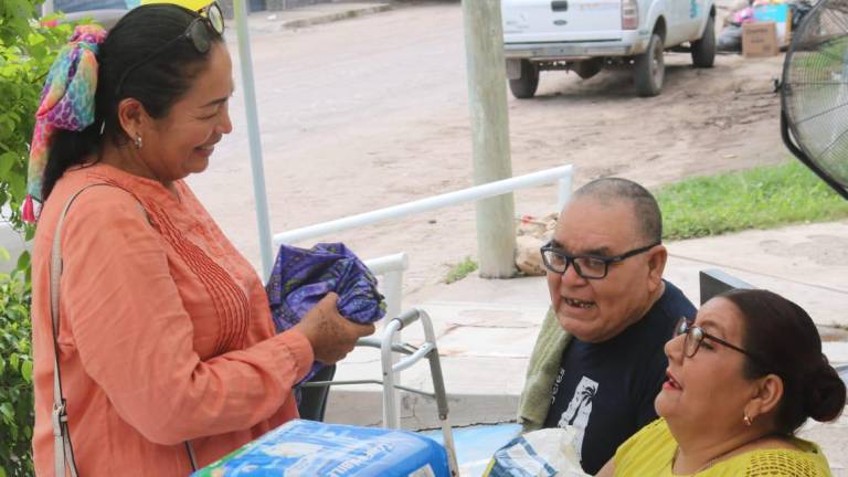 María Isabel y don José, residentes del Asilo “San Francisco de Asís”, estuvieron presentes para recibir las donaciones del “Pañaletón 2024”.