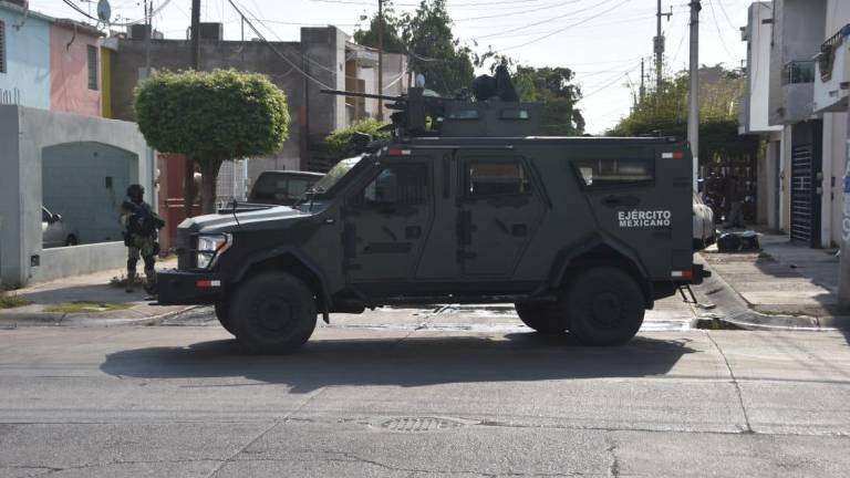 Elementos del Ejército y de la Fiscalía mantienen un operativo en el Infonavit Barrancos, en Culiacán.