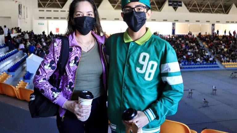 Érick junto con su mamá Dalia, acude al trámite para obtener la beca Benito Juárez que se le otorga por ser estudiante de preparatoria.