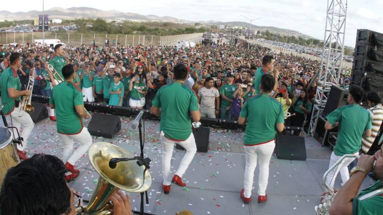 Banda Los Recoditos amenizó en la explanada del Kraken previo al partido de México contra Guatemala.