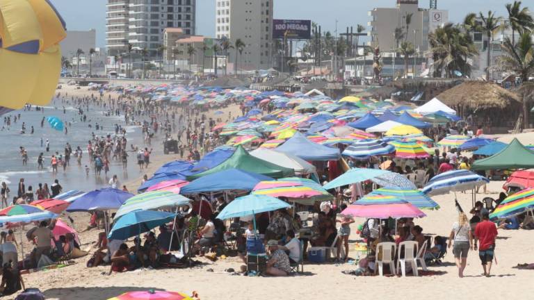 La playa del malecón luce con fuerte presencia de bañistas.