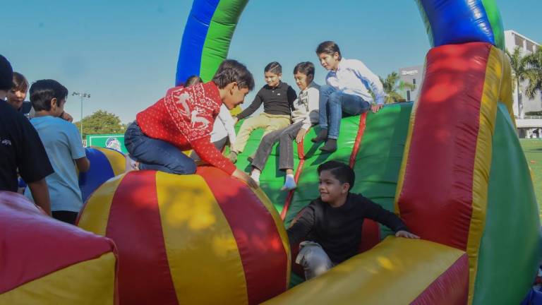 Ríen, cantan y bailan alumnos del Instituto Senda en su posada