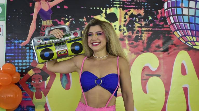 Olga Lidia Castañeda celebra su cumpleaños con temática de los 90.