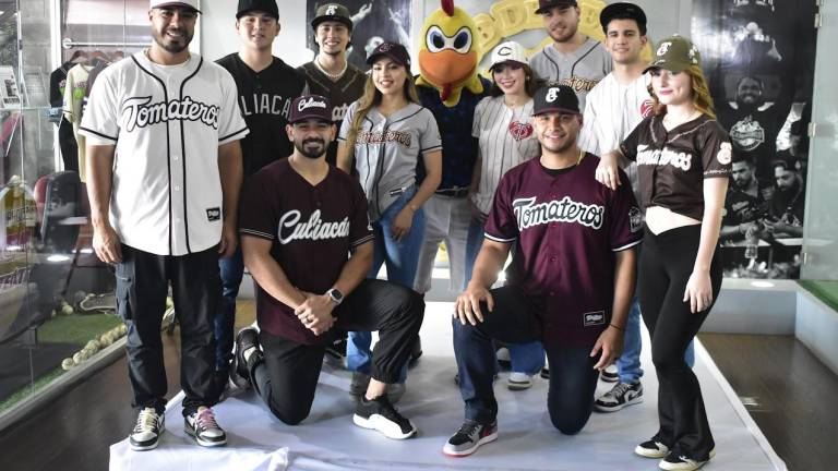 Casacas y gorras en novedosos diseños son presentados a la afición guinda.