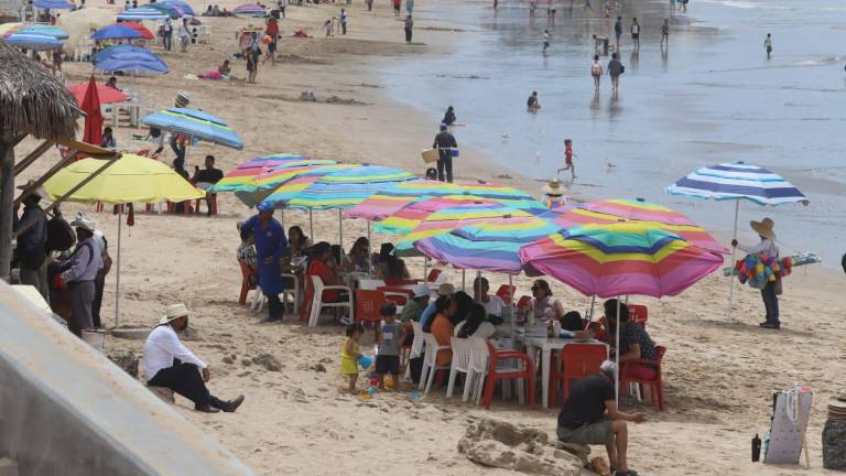 Las direcciones de Ecología y Medio Ambiente, y Servicios Públicos, están presentes en playas para concientizar a visitantes de mantener limpias las playas.