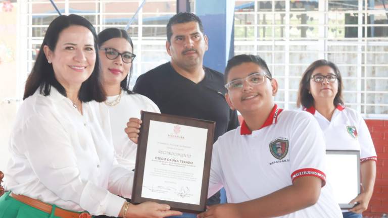 Reconocen el primer lugar del estudiante Diego Osuna