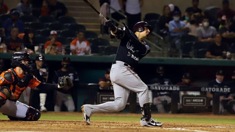 Ramiro Peña batea por Tomateros.