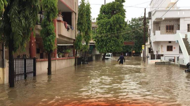 En caso de inundación del hogar deberá limpiarlo con agua y jabón antes de volver a instalarse en este.