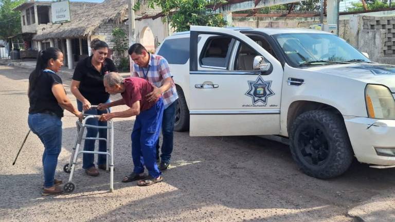 Personal del DIF Municipal de Escuinapa trasladan a don Macario al asilo de Escuinapa.